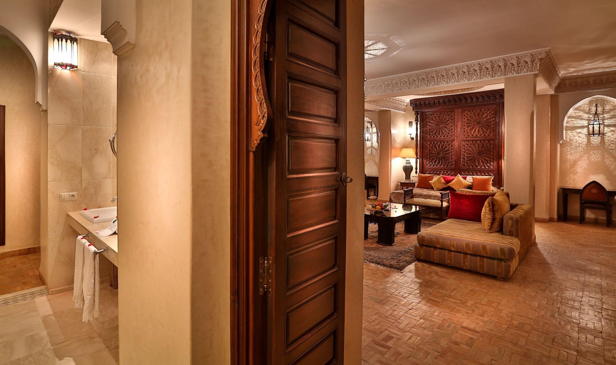 Riad Kniza Marrakesh Luaran gambar A suite at the hotel
