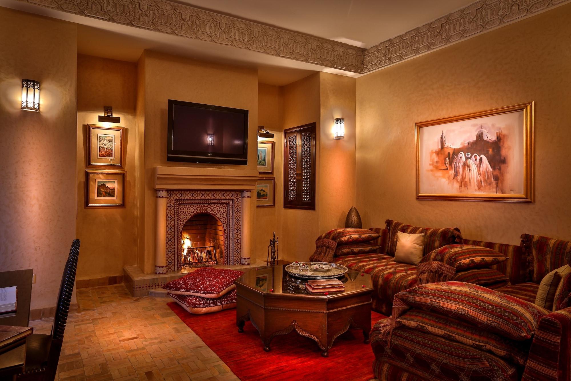Riad Kniza Marrakesh Luaran gambar A living room in a Moroccan hotel