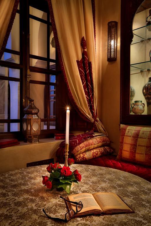 Riad Kniza Marrakesh Luaran gambar A candle in a Moroccan house