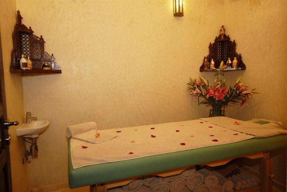 Riad Kniza Marrakesh Luaran gambar A massage table
