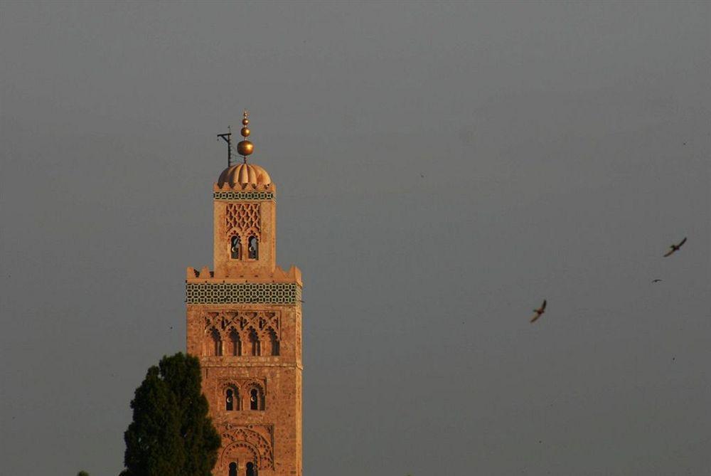 Riad Kniza Marrakesh Luaran gambar The minaret of the Kutubiyya Mosque in Marrakesh