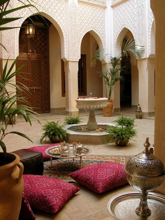 Riad Kniza Marrakesh Luaran gambar A fountain in a Moroccan riad