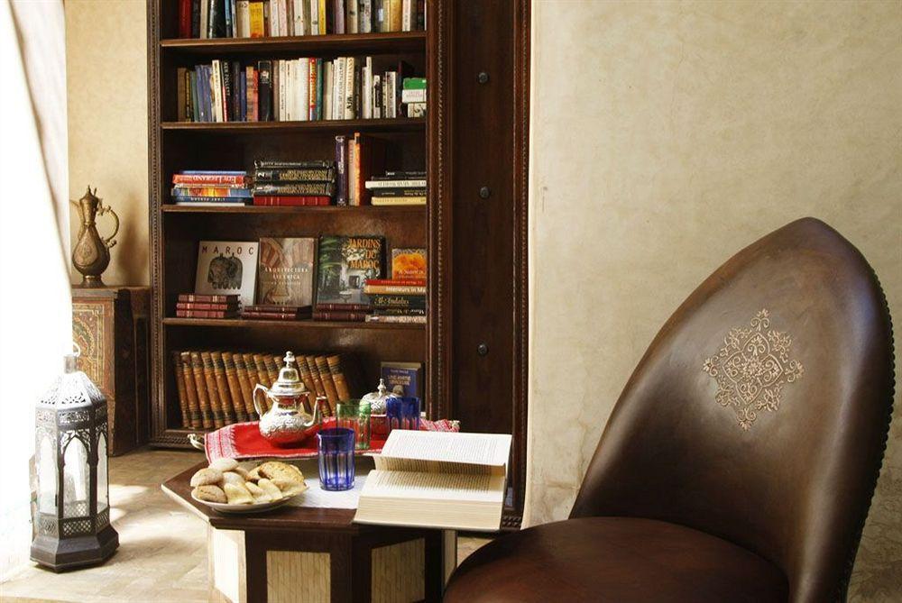 Riad Kniza Marrakesh Luaran gambar Library at the hotel