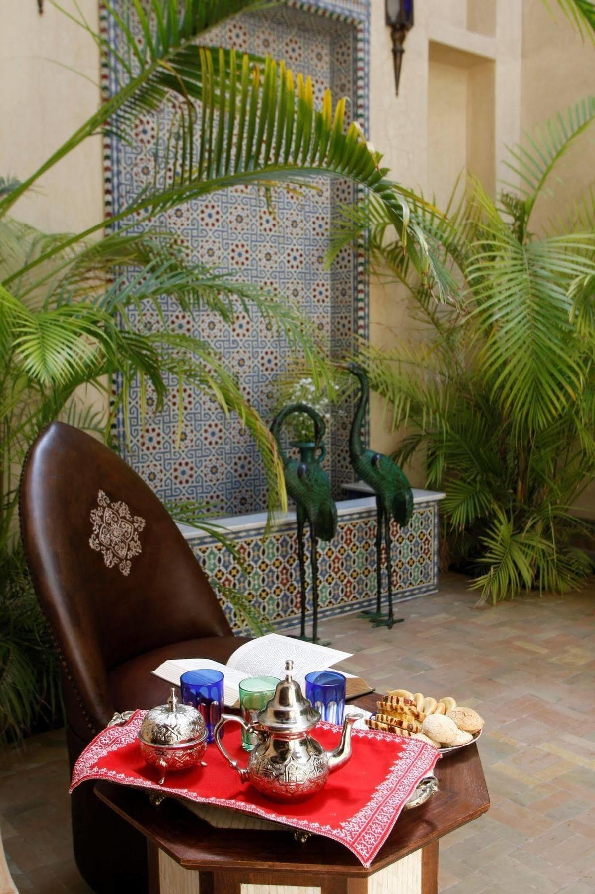 Riad Kniza Marrakesh Luaran gambar Fountain in the hotel