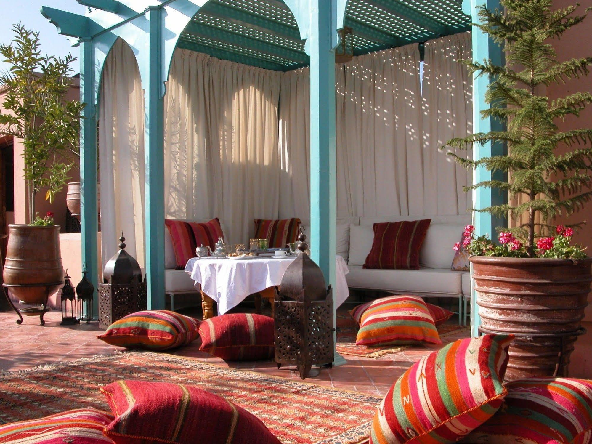 Riad Kniza Marrakesh Luaran gambar Roof terrace at the Hotel Amanjena